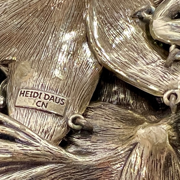 Heidi Daus Beautiful “ALLURING AMARYLLIS" Crystal Floral Necklace 3 PC. Set - Picture 6 of 16